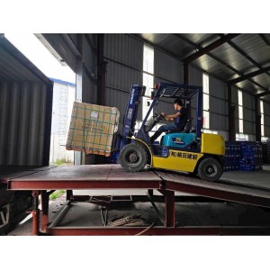 Kho gạch ốp lát Ấn Độ tại Hà Nam sử dụng xe nâng dầu 2.5 tấn Komatsu FD25T-12 để đóng và rút hàng trong container